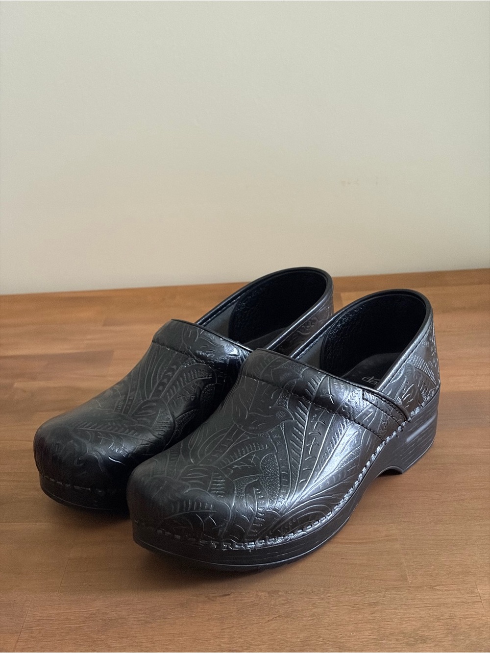 Dansko Professional Black Tooled Leather Clogs Size 41 Nursing Shoes